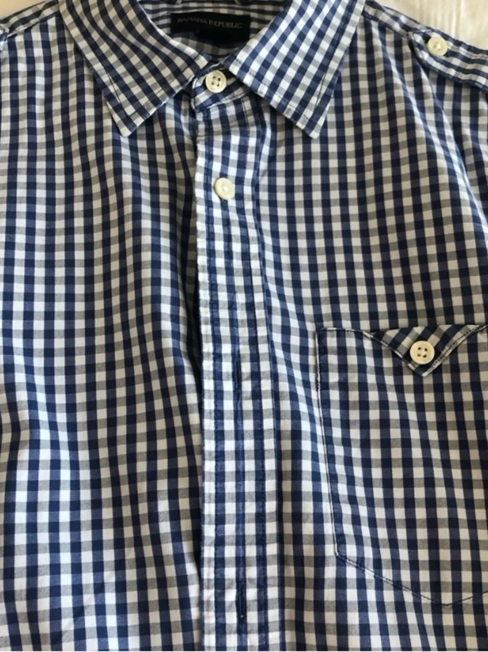 👕 Like New this Banana Republic Grey and White Check Button-Down 👕